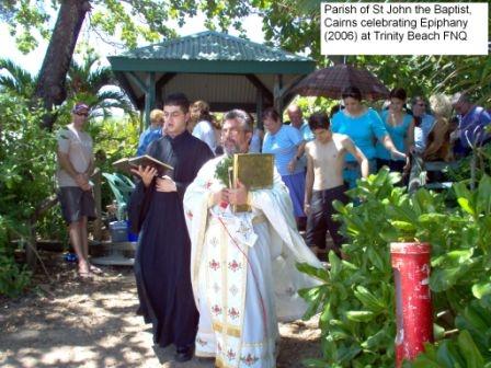 Ο αιδ. πατήρ Κωνσταντίνος Τσάκαλος και πλήθος πιστών πανηγυρίζουν τα Επιφάνεια στην παραλία Trinity.        